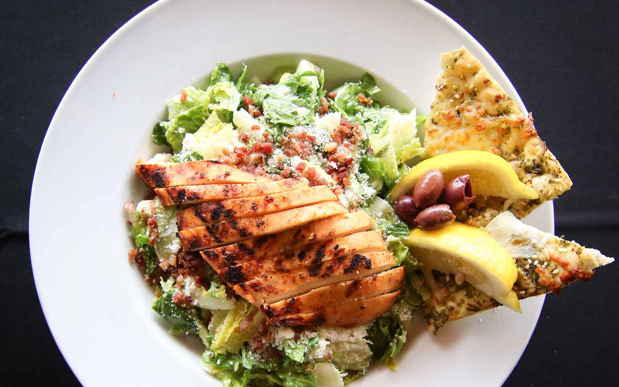 Salade César avec poitrine de poulet grillé